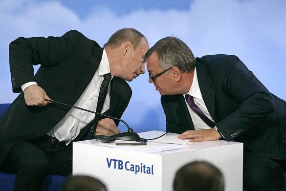 Putin y Kostin hablan en un foro de VTB capital en septiembre 2009